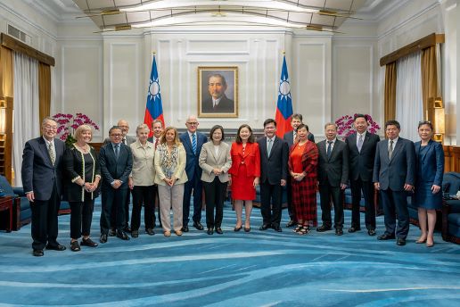 Presiden Tsai Bertemu Dengan Delegasi Center for Asia-Pacific Resilience and Innovation Untuk Memperdalam Hubungan Antara Taiwan dan Dunia